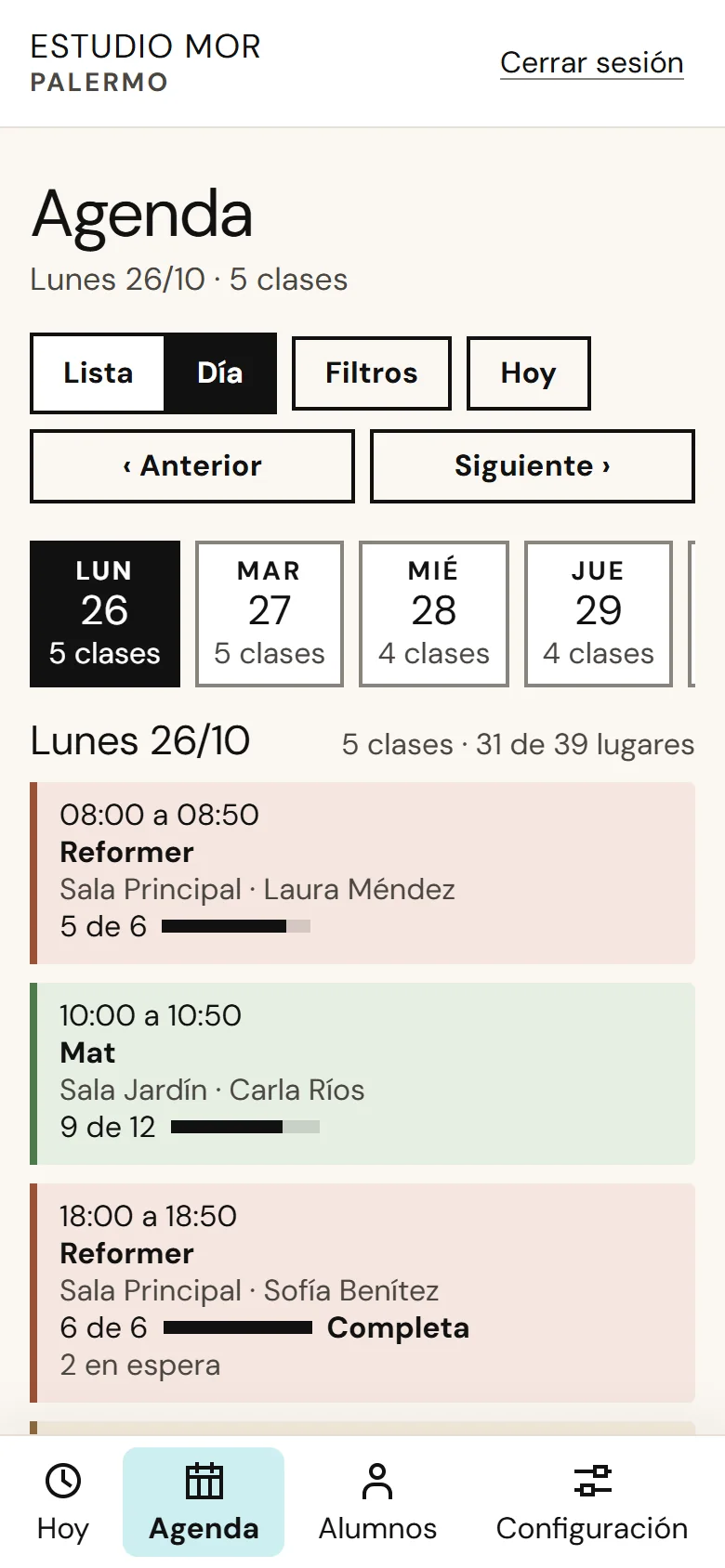 Agenda del día en el celular: las clases del lunes con su sala, su profesora y su ocupación, y una clase completa con dos personas en espera