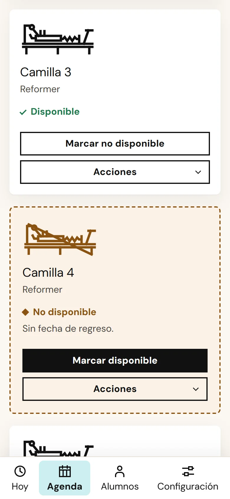 Camillas de una sala vistas desde el celular: una disponible y otra no disponible, con la acción para volver a habilitarla